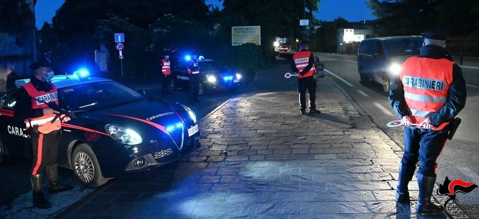 Trascinato fuori dall’auto, sequestrato e malmenato per estorcergli denaro: paura per un 24enne